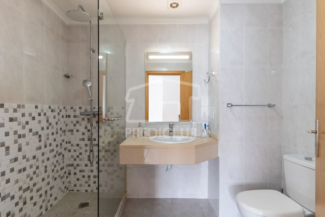 Apartamento T2 para Venda em Caniço Foto 14