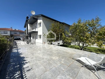 Moradia T5 para Venda em Darque