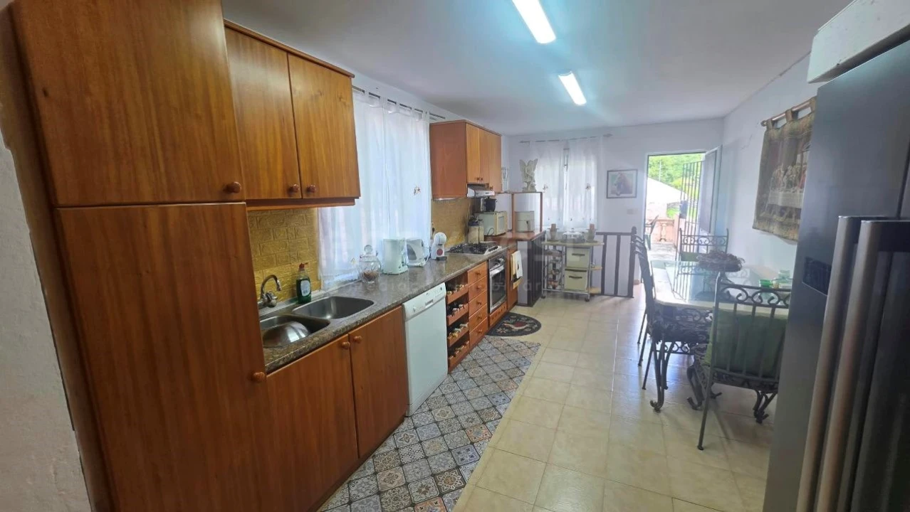 Moradia T5 para Venda em Terra Chã Foto 8