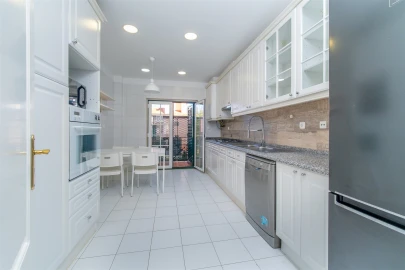 Apartamento T3 para Arrendamento em Santa Maria e São Miguel, São Martinho, São Pedro Penaferrim