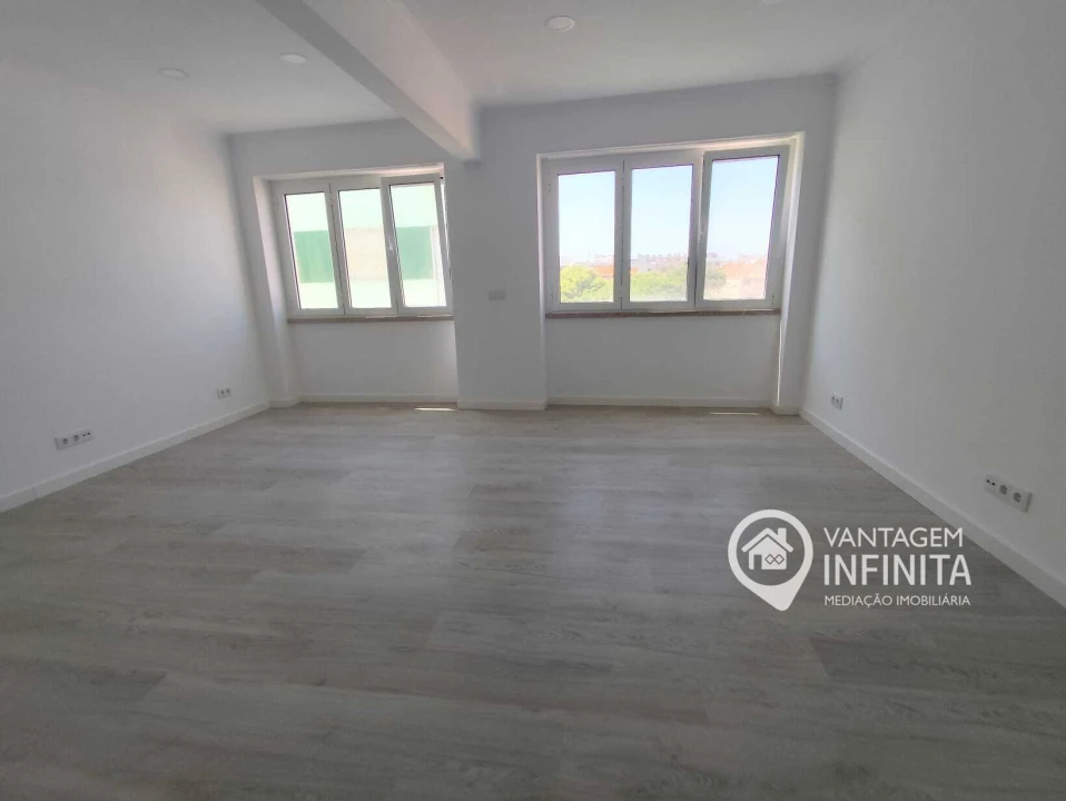 Apartamento T3 para Venda em Almada, Cova da Piedade, Pragal e Cacilhas Foto 2