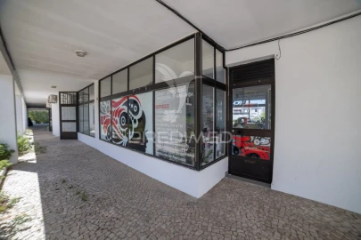 Loja para Venda em Bacelo e Senhora da Saúde