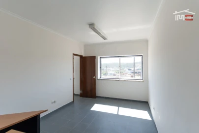 Armazém para Arrendamento em Caranguejeira