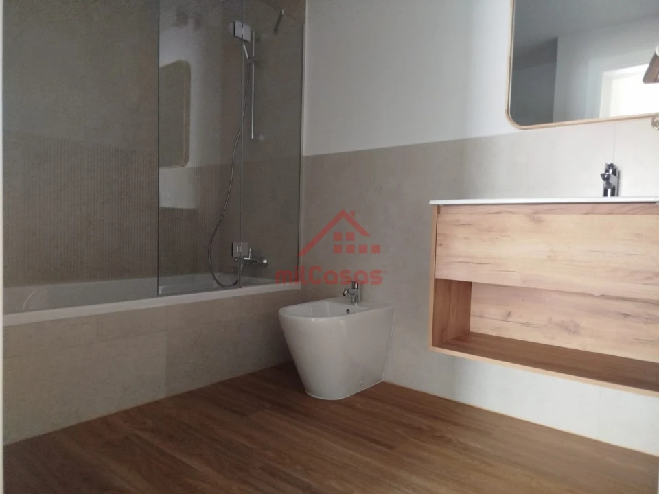 Apartamento T4 para Arrendamento em Santo António dos Cavaleiros e Frielas Foto 14