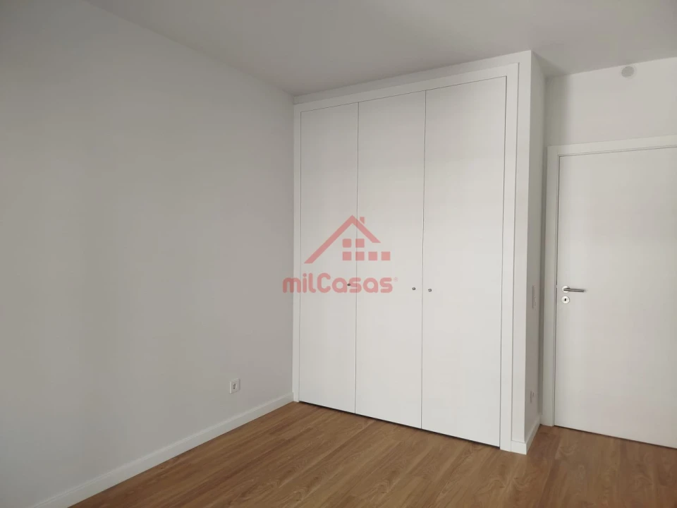 Apartamento T4 para Arrendamento em Santo António dos Cavaleiros e Frielas Foto 15