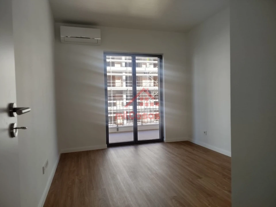 Apartamento T4 para Arrendamento em Santo António dos Cavaleiros e Frielas Foto 8