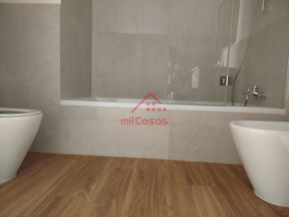 Apartamento T4 para Arrendamento em Santo António dos Cavaleiros e Frielas Foto 13