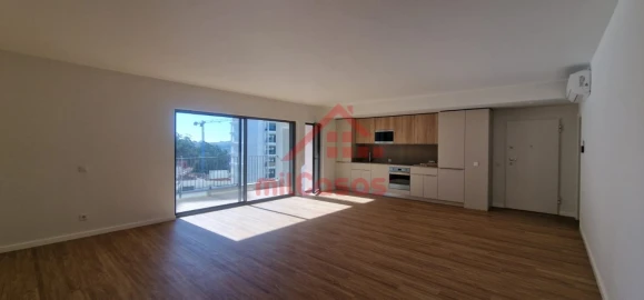 Apartamento T4 para Arrendamento em Santo António dos Cavaleiros e Frielas