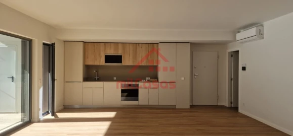 Apartamento T4 para Arrendamento em Santo António dos Cavaleiros e Frielas