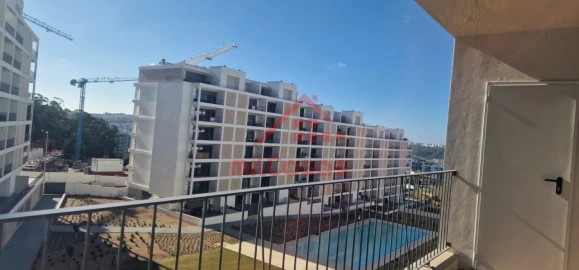 Apartamento T4 para Arrendamento em Santo António dos Cavaleiros e Frielas