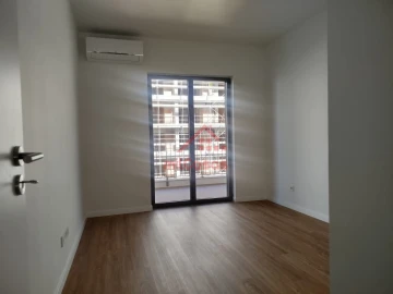 Apartamento T4 para Arrendamento em Santo António dos Cavaleiros e Frielas