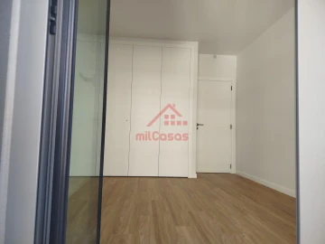 Apartamento T4 para Arrendamento em Santo António dos Cavaleiros e Frielas