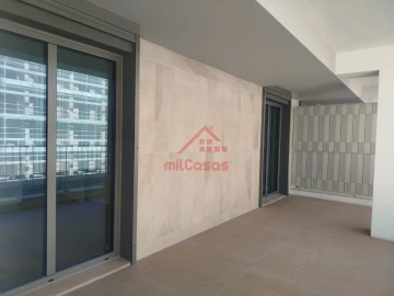Apartamento T4 para Arrendamento em Santo António dos Cavaleiros e Frielas