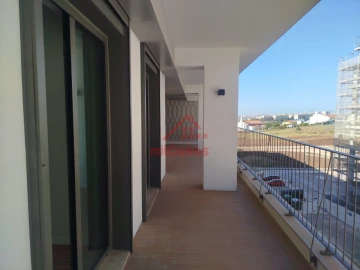 Apartamento T4 para Arrendamento em Santo António dos Cavaleiros e Frielas