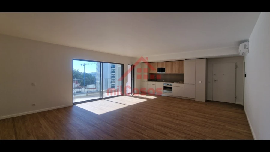 Apartamento T4 para Arrendamento em Santo António dos Cavaleiros e Frielas