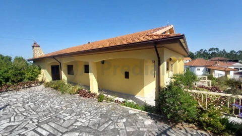 Moradia T4 para Venda em Monte Córdova