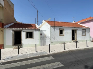 Moradia T4 para Venda em São Domingos de Rana