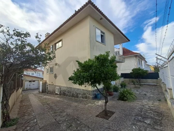 Moradia T5 para Venda em Algés, Linda-A-Velha e Cruz Quebrada-Dafundo