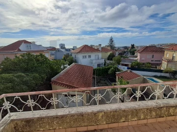 Moradia T5 para Venda em Algés, Linda-A-Velha e Cruz Quebrada-Dafundo