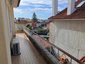 Moradia T5 para Venda em Algés, Linda-A-Velha e Cruz Quebrada-Dafundo