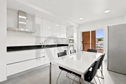 Apartamento T3 para Venda em Carnaxide e Queijas