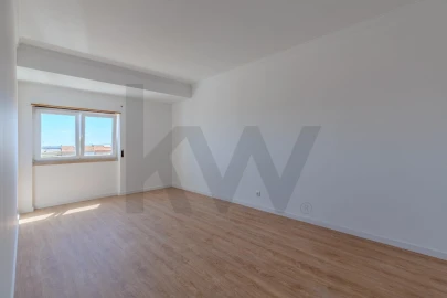Apartamento T4 para Arrendamento em Laranjeiro e Feijó