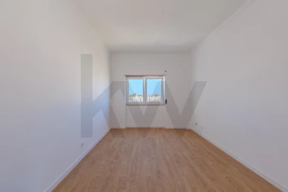Apartamento T4 para Arrendamento em Laranjeiro e Feijó
