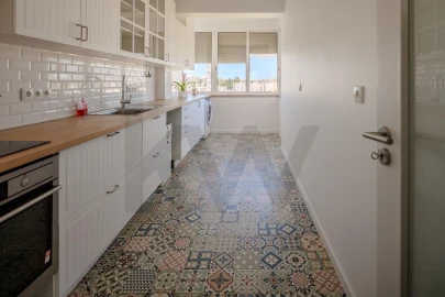Apartamento T4 para Arrendamento em Laranjeiro e Feijó