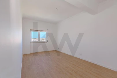 Apartamento T4 para Arrendamento em Laranjeiro e Feijó