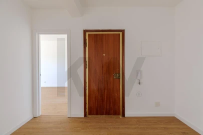 Apartamento T4 para Arrendamento em Laranjeiro e Feijó