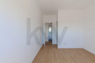 Apartamento T4 para Arrendamento em Laranjeiro e Feijó