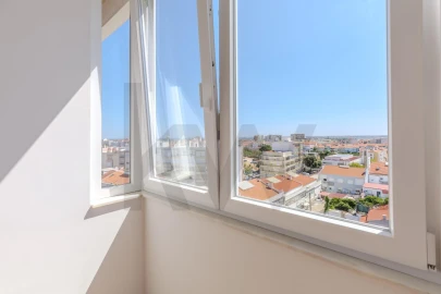 Apartamento T4 para Arrendamento em Laranjeiro e Feijó