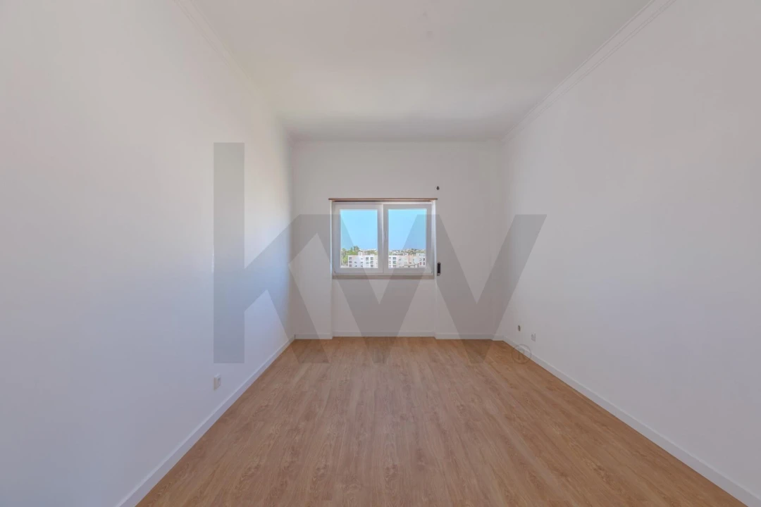 Apartamento T4 para Arrendamento em Laranjeiro e Feijó Foto 13