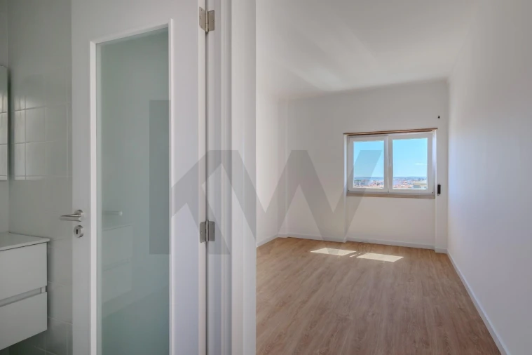 Apartamento T4 para Arrendamento em Laranjeiro e Feijó Foto 2