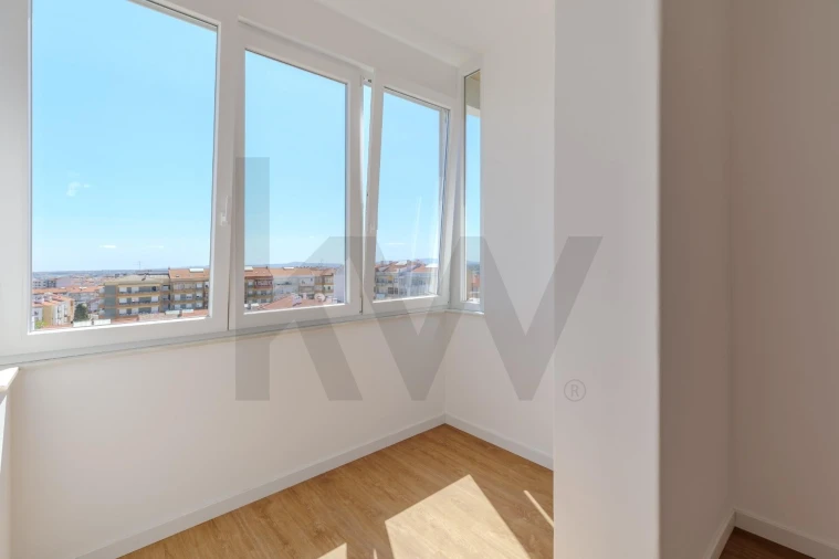 Apartamento T4 para Arrendamento em Laranjeiro e Feijó Foto 4