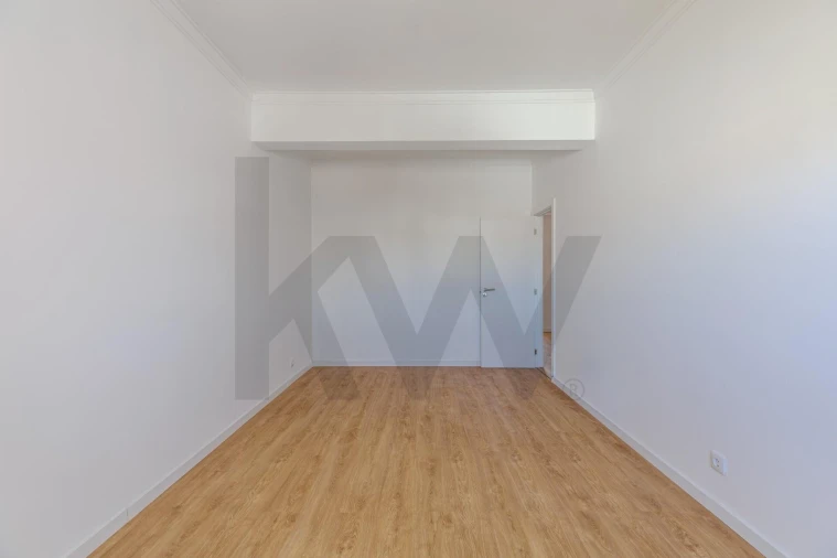 Apartamento T4 para Arrendamento em Laranjeiro e Feijó Foto 14