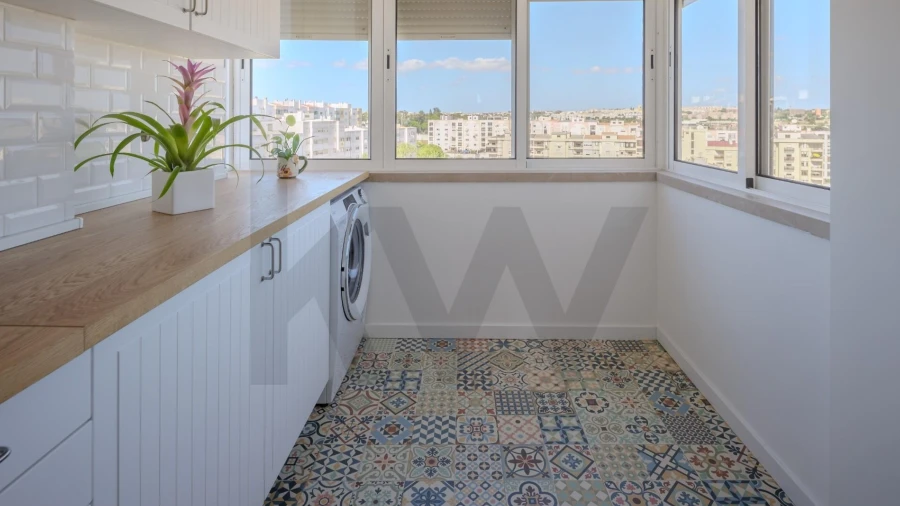Apartamento T4 para Arrendamento em Laranjeiro e Feijó