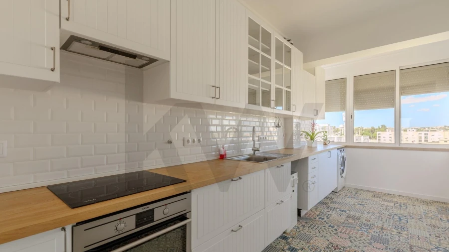 Apartamento T4 para Arrendamento em Laranjeiro e Feijó