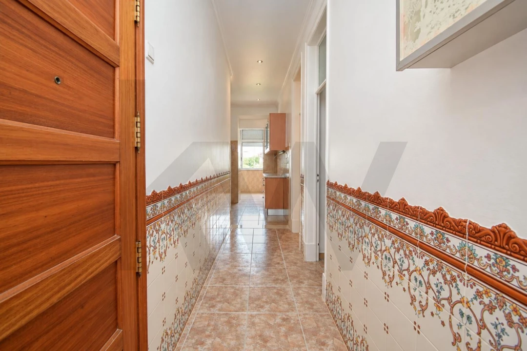 Apartamento T2 para Venda em Campolide Foto 2