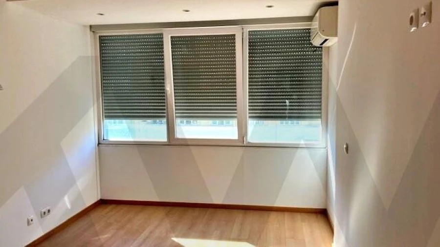 Apartamento T1 para Arrendamento em Santo António Foto 4