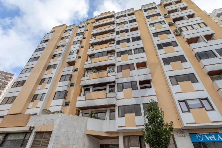 Apartamento T2 para Venda em Areeiro Foto 9