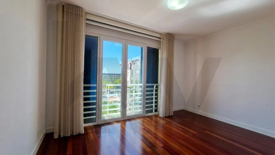 Apartamento T3 para Arrendamento em São Martinho Foto 13