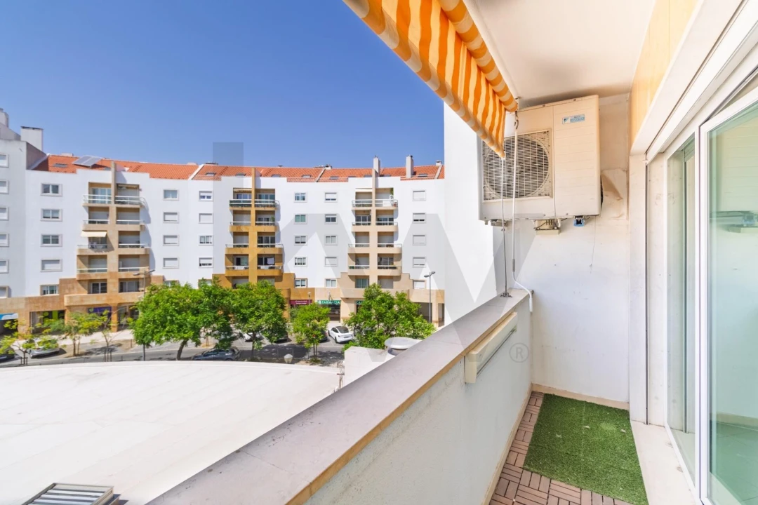 Apartamento T3 para Venda em Carnide Foto 3
