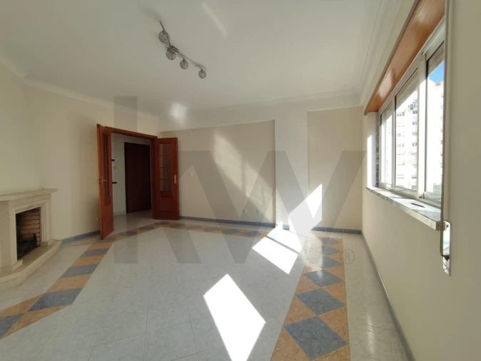 Apartamento T2 para Arrendamento em Corroios Foto 7