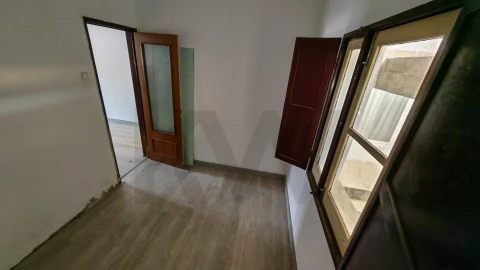 Moradia T2 para Venda em Barbacena e Vila Fernando