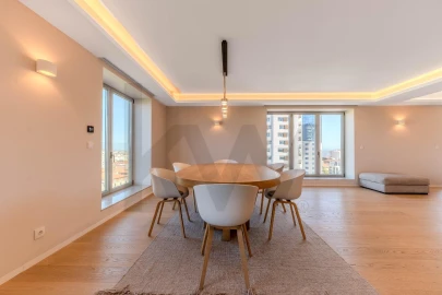 Apartamento T3 para Venda em Campolide