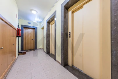 Apartamento T2 para Venda em Santo António dos Cavaleiros e Frielas