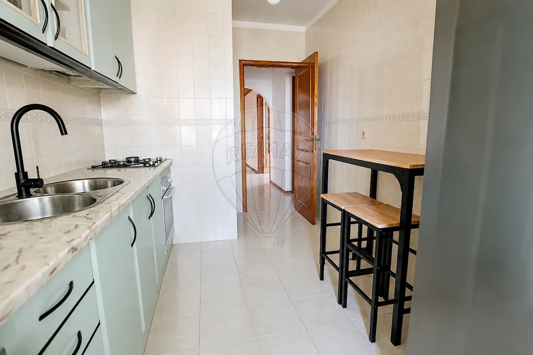Apartamento T2 para Venda em Agualva e Mira-Sintra Foto 2