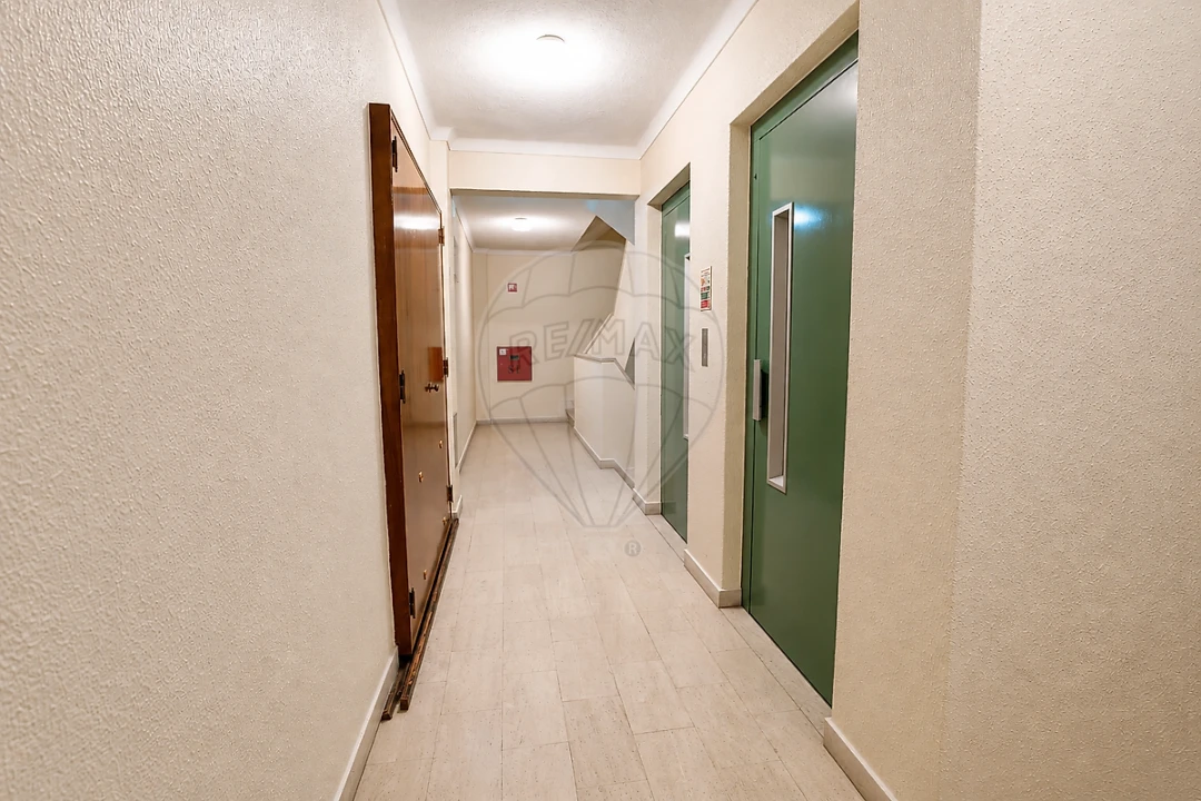 Apartamento T2 para Venda em Agualva e Mira-Sintra Foto 4