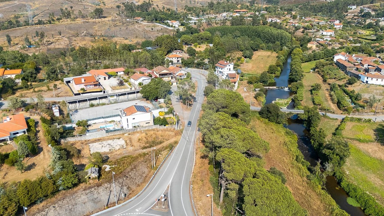Terreno para Venda em Aguiar de Sousa Foto 4